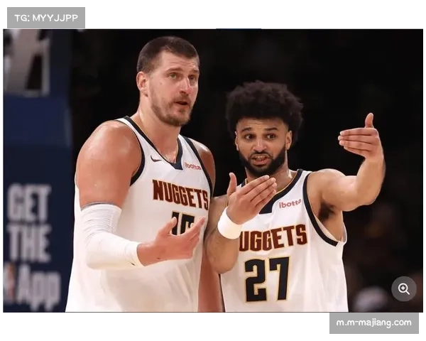 约基奇身背五犯时推人动作 被错判为对方犯规逃过罚下